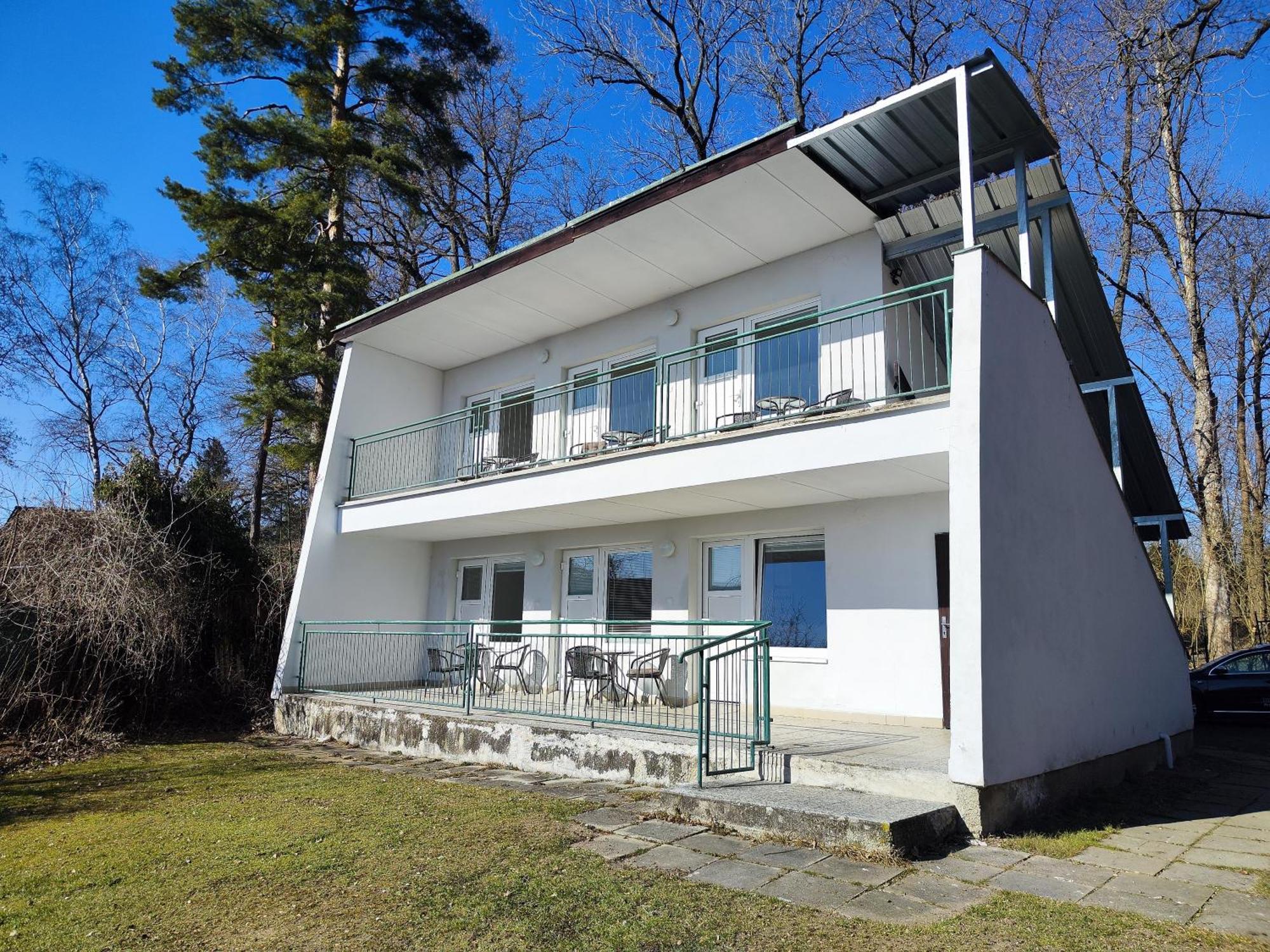 Yacht Club Bezdrev Hotel Hluboká nad Vltavou Eksteriør billede