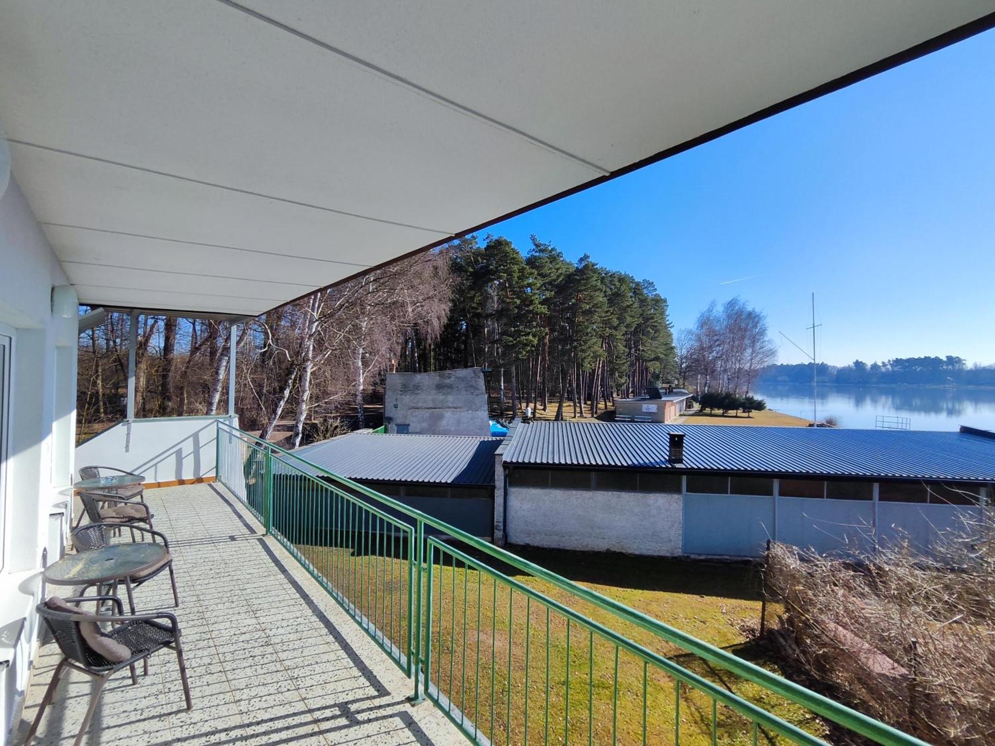 Yacht Club Bezdrev Hotel Hluboká nad Vltavou Eksteriør billede