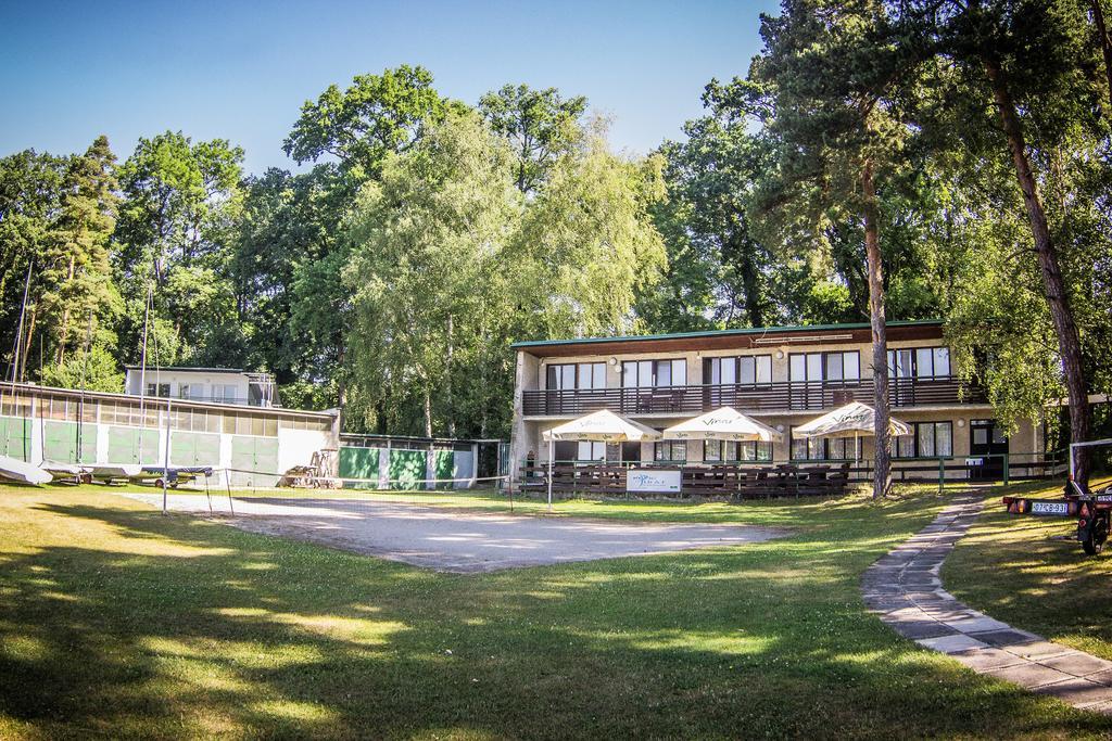 Yacht Club Bezdrev Hotel Hluboká nad Vltavou Eksteriør billede